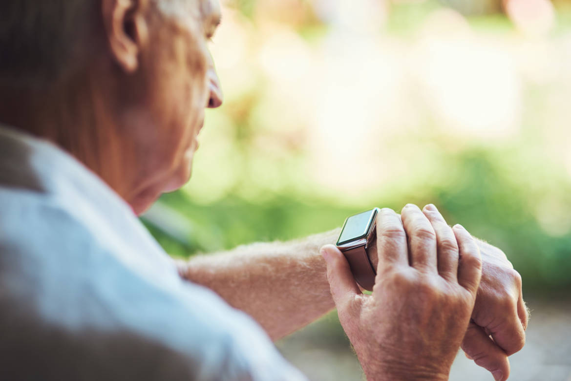 Appel sur montre connectée pour une personne âgée